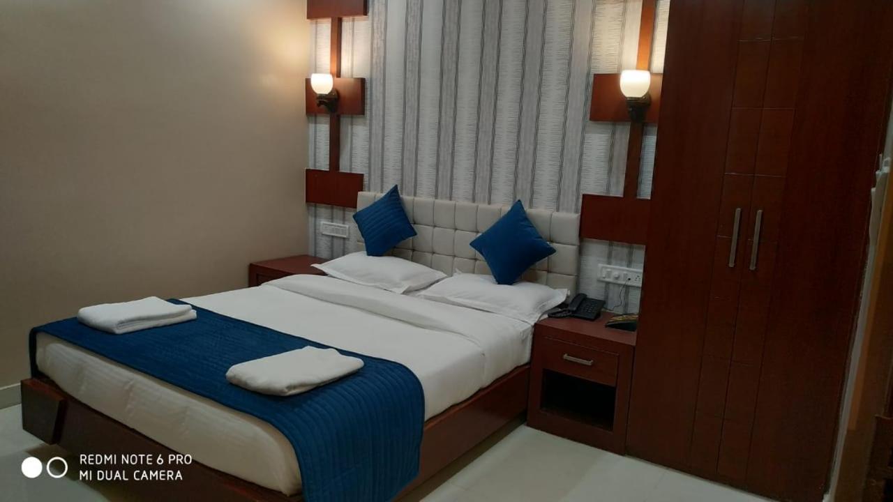 Hotel Sjr Varanasi Exterior photo