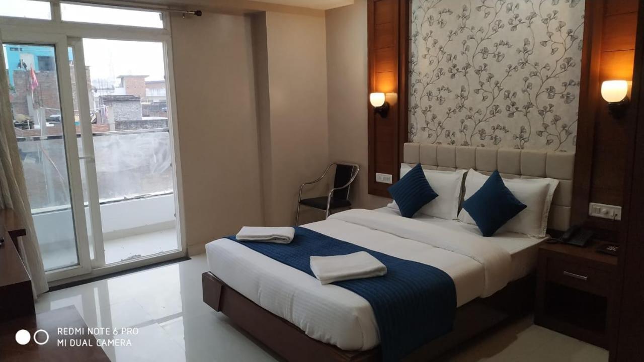 Hotel Sjr Varanasi Exterior photo